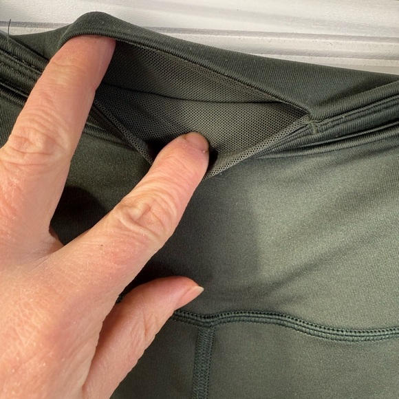 Under Armour women’s Cold Gear Compression green leggings. Size M - Picture 4 of 6